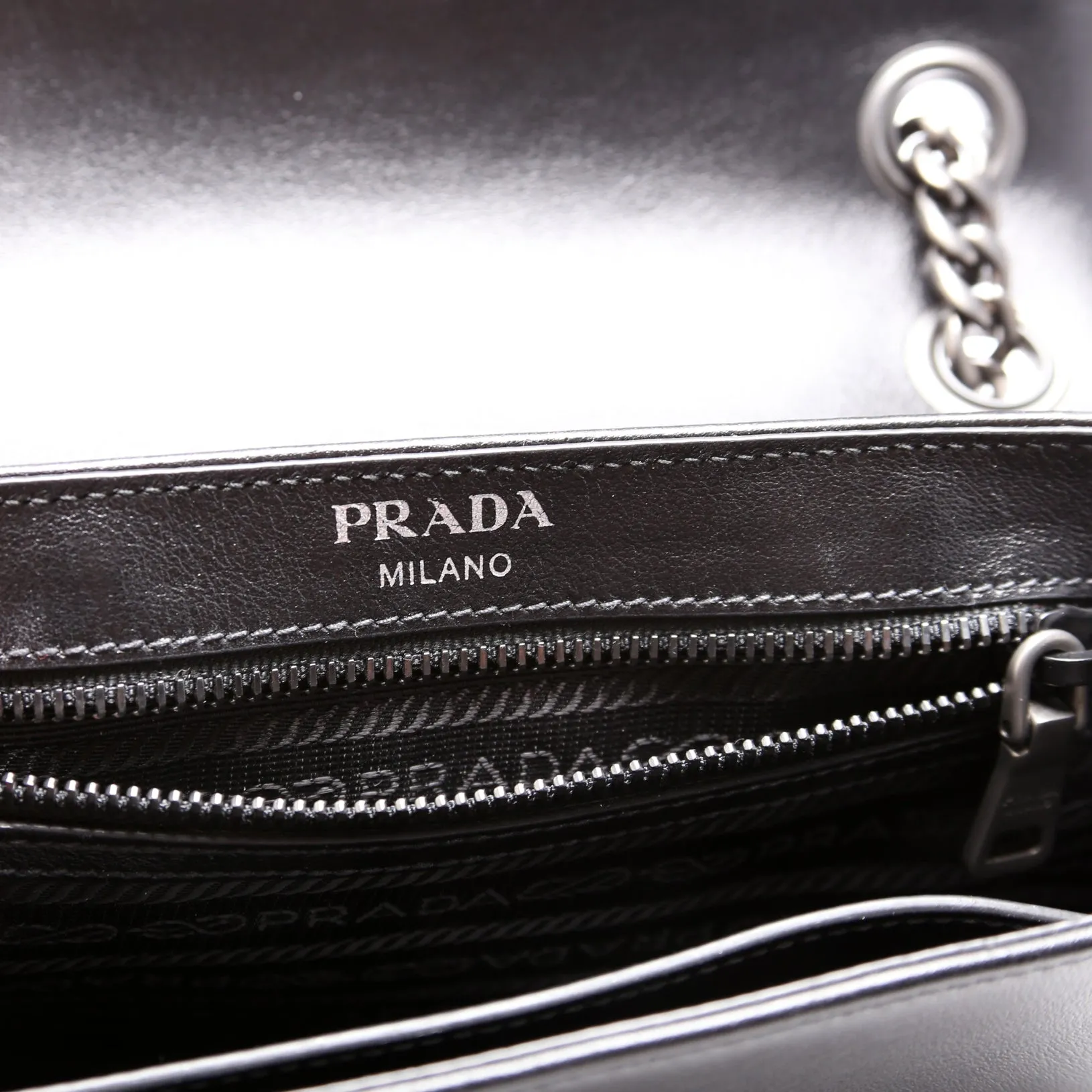 Chain Flap Studded Glaze Calfskin White/Black