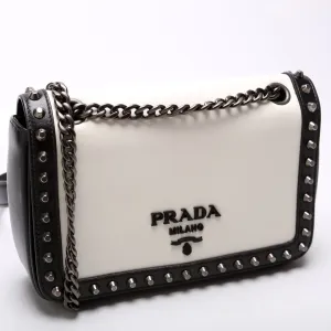 Chain Flap Studded Glaze Calfskin White/Black