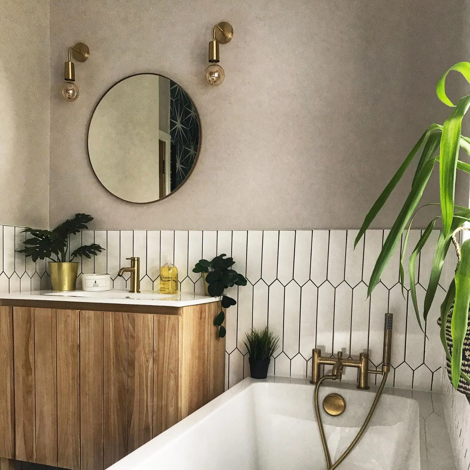 Sleek Edison Wall Light - Brass